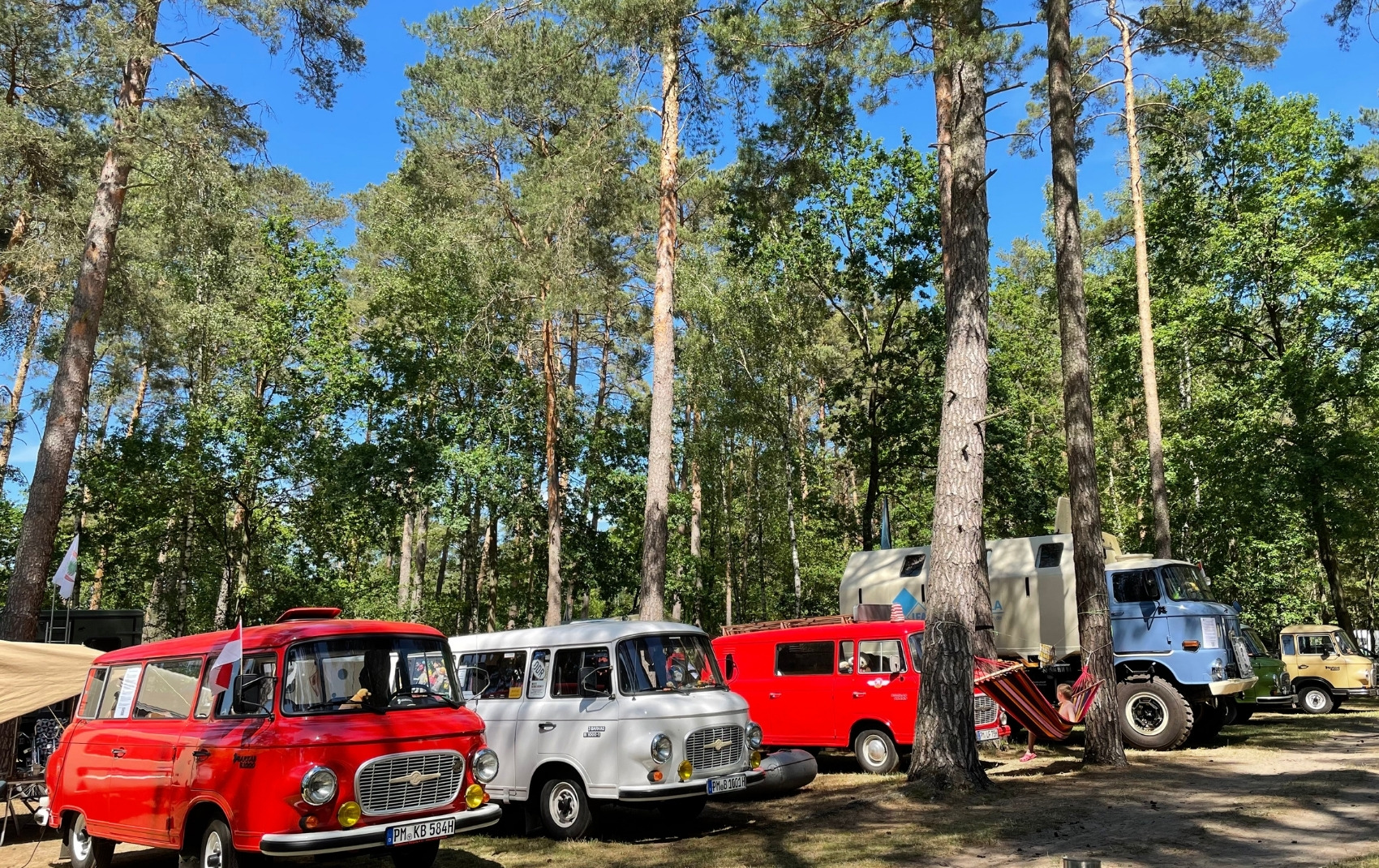 Hier treffen sich Liebhaber nolstagischer Fahrzeuge wie Simson Mopeds Trabants Barkas und W50.